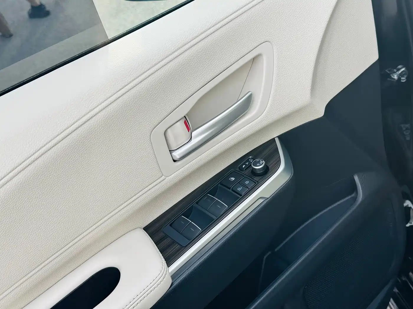 Toyota Sienna 2024 2.5L Hybrid 4WD Premium Edition фото 10