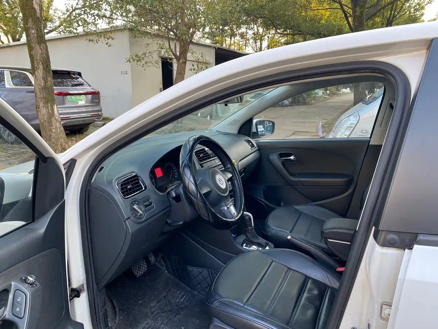 Volkswagen Polo 2011 1.6L Automatic Cool Edition фото 7