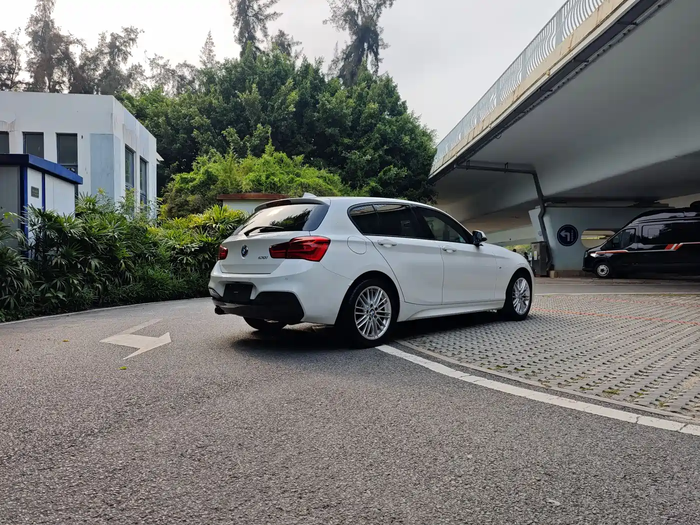 BMW 1 Series (Import) 2018 120i M Sport Package фото 5