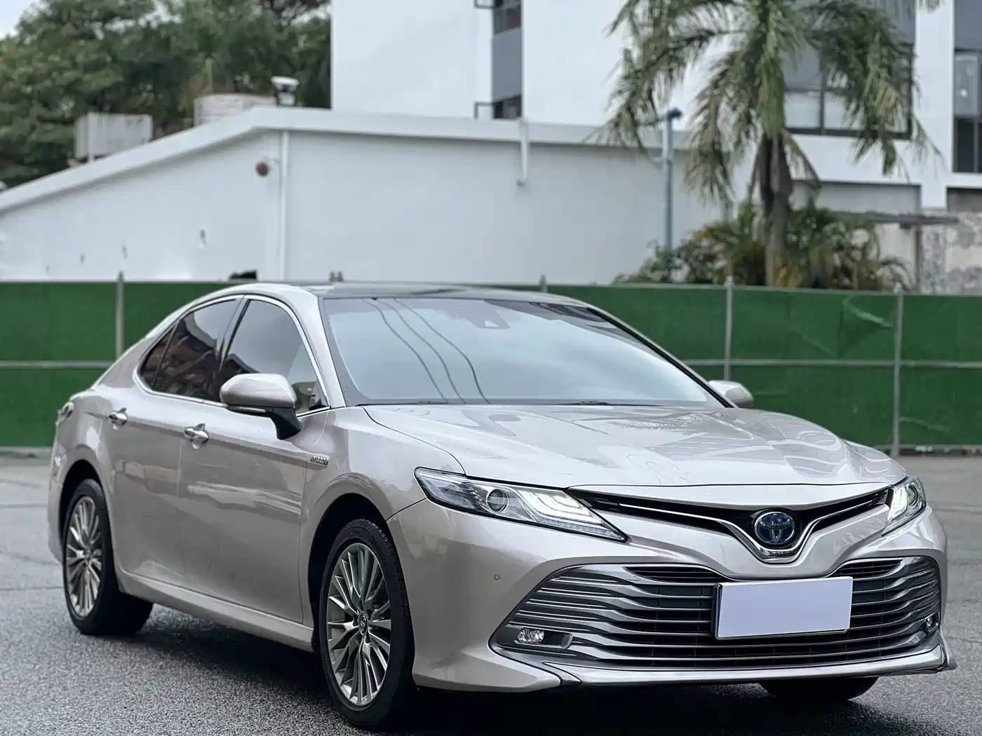 Toyota Camry 2018 Hybrid 2.5HG Luxury Edition фото 2