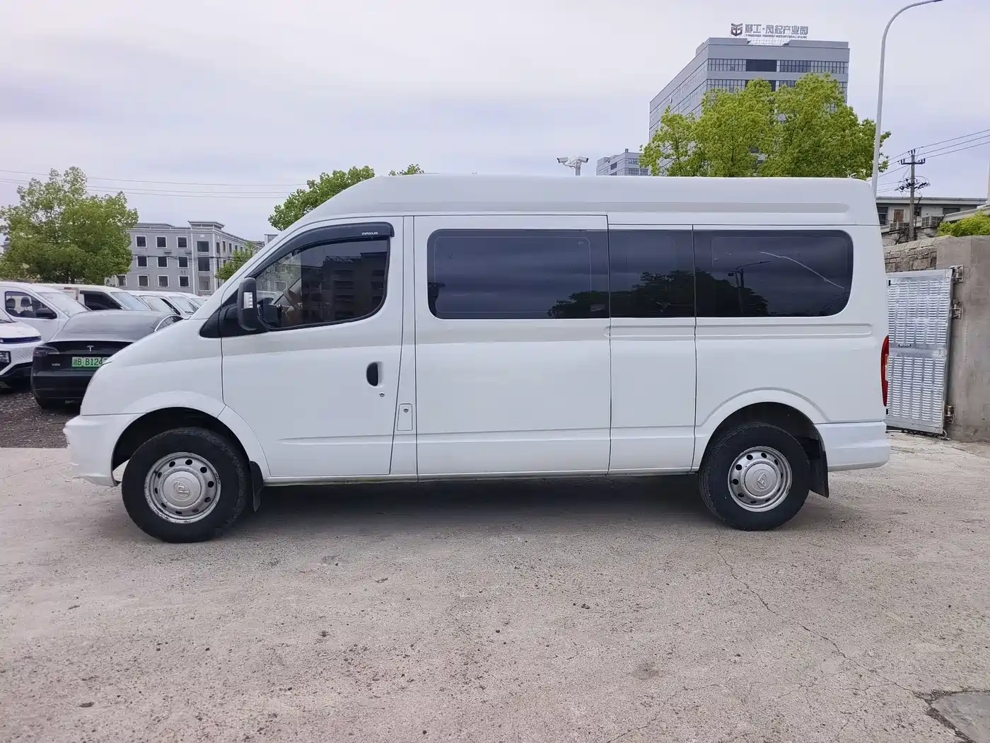 SAIC Maxus Xintu V80 2021 2.0T PLUS AMT Business Travel Edition Long Wheelbase Medium Roof 9 Seats фото 13