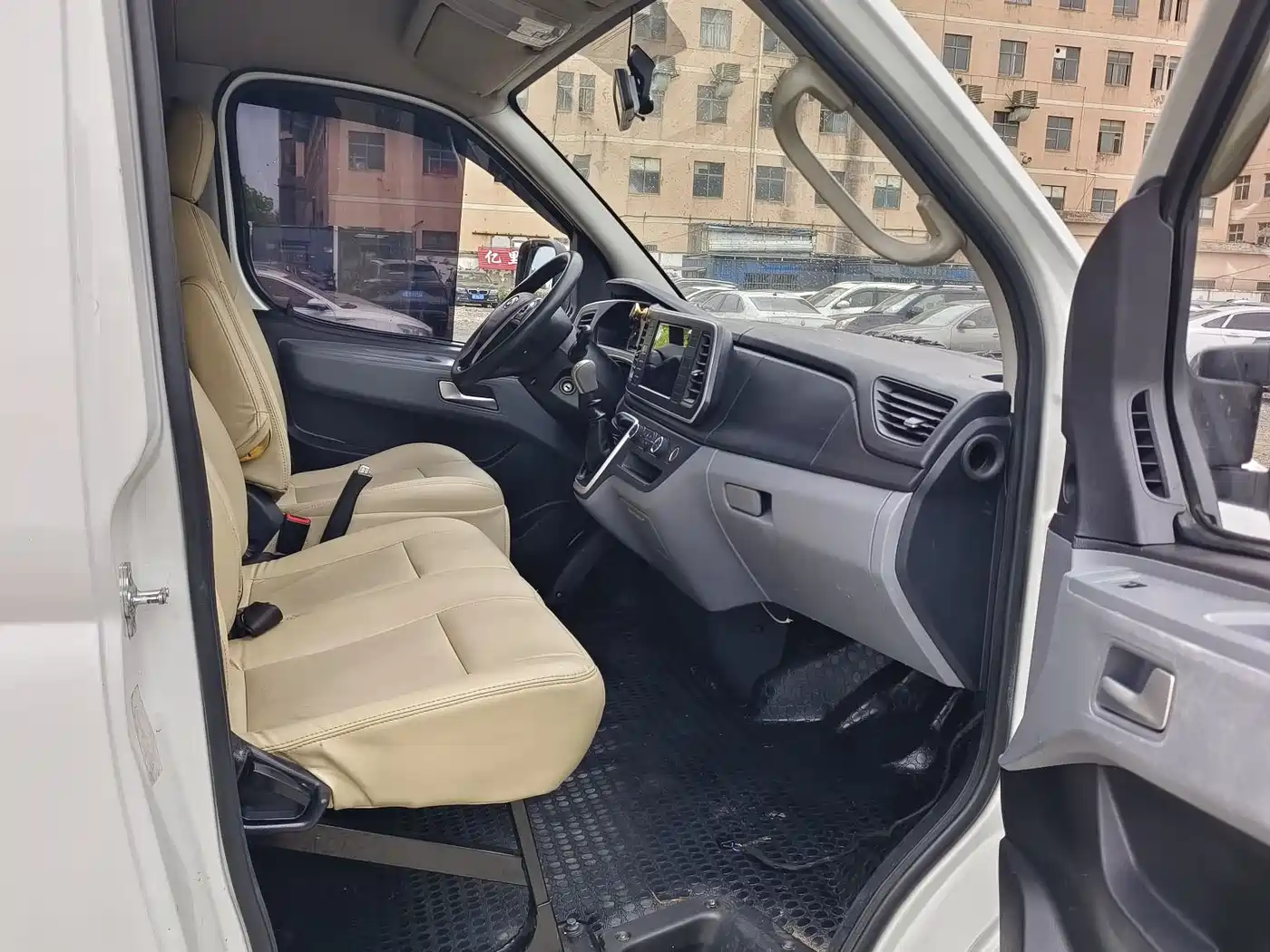 SAIC Maxus Xintu V80 2021 2.0T PLUS AMT Business Travel Edition Long Wheelbase Medium Roof 9 Seats фото 8