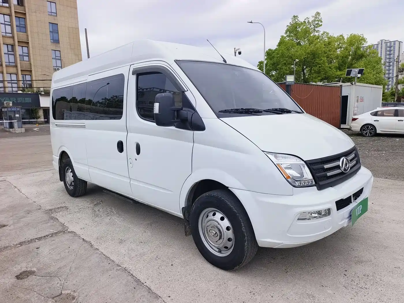 SAIC Maxus Xintu V80 2021 2.0T PLUS AMT Business Travel Edition Long Wheelbase Medium Roof 9 Seats фото 3