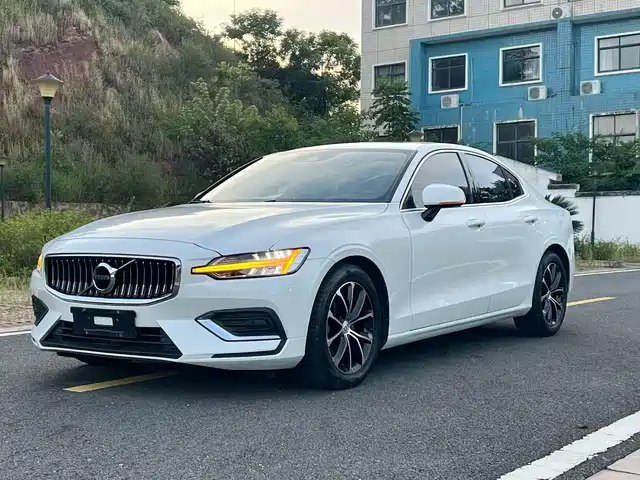 Volvo Volvo S60 2020 T4 Momentum Luxury Edition