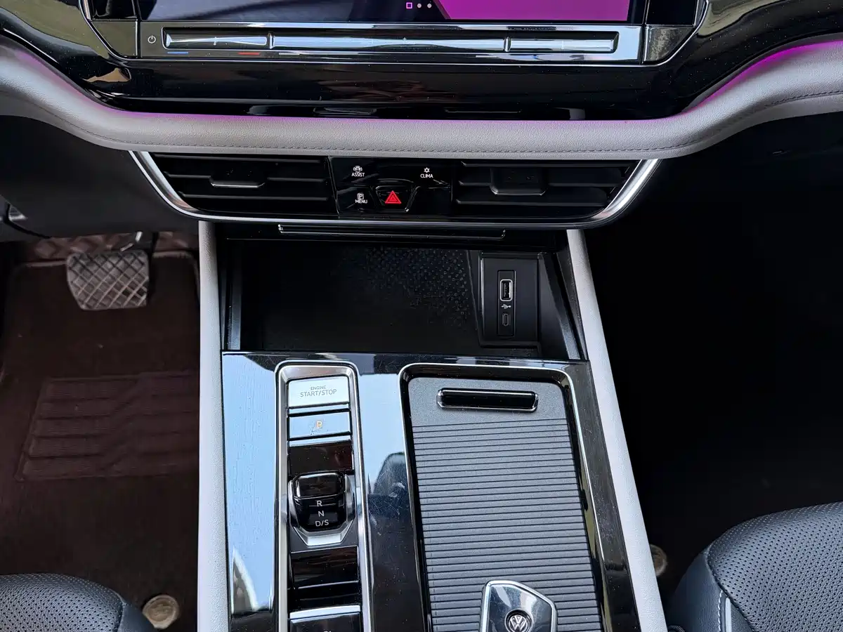 Volkswagen Teramont 2023 330TSI FWD Premium Luxury Edition фото 18