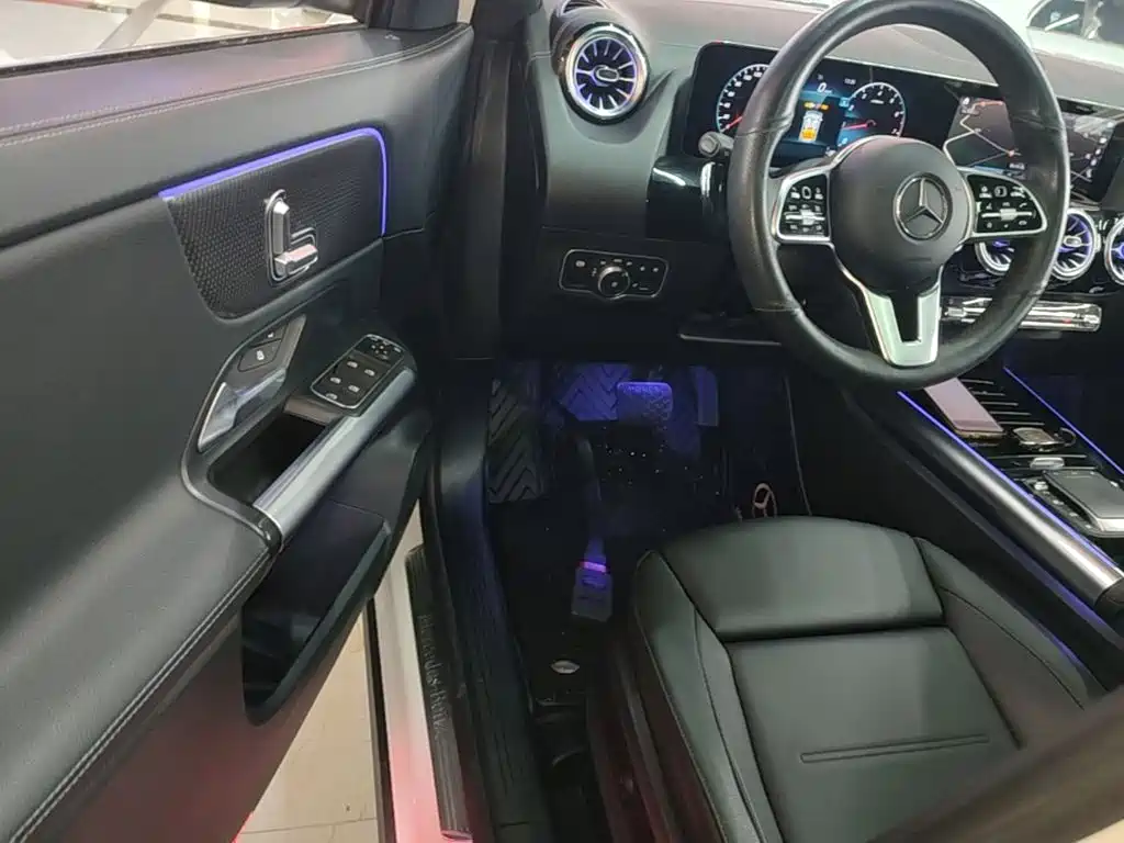 MERCEDES-BENZ GLA