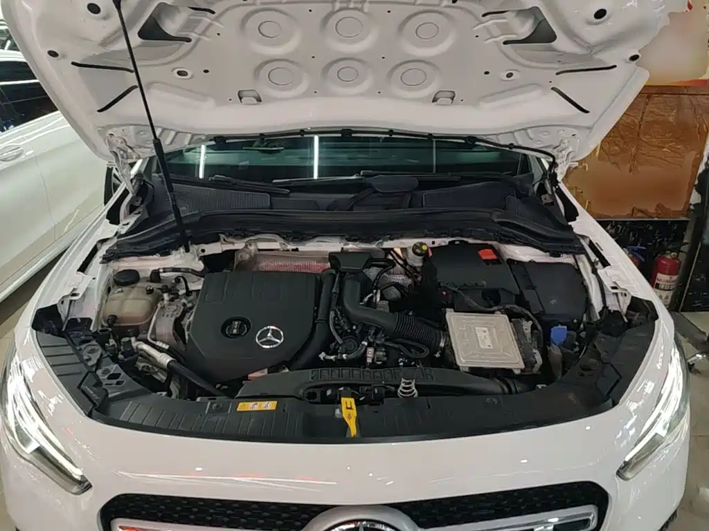 MERCEDES-BENZ GLA