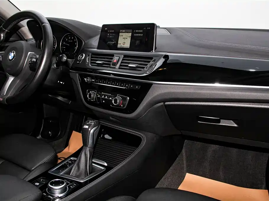 BMW 1 Series 2019 120i Leading M Sport Package фото 23