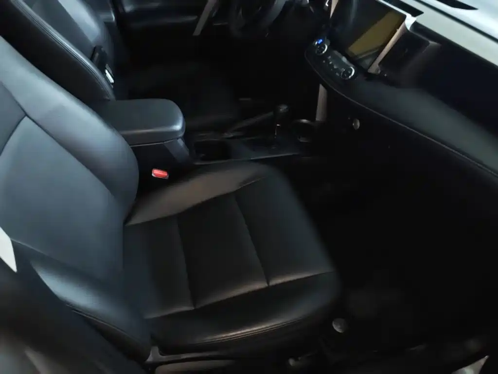 Фото 25 - Toyota RAV4