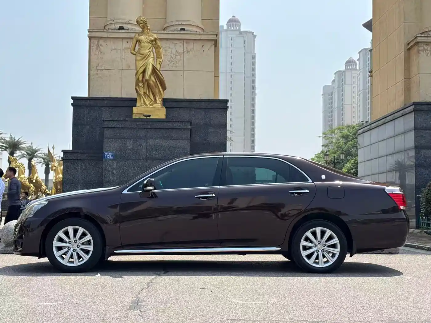 Toyota Crown 2012 2.5L Royal Leather Edition фото 2