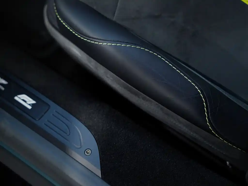 Фото 33 - Aston Martin Vantage