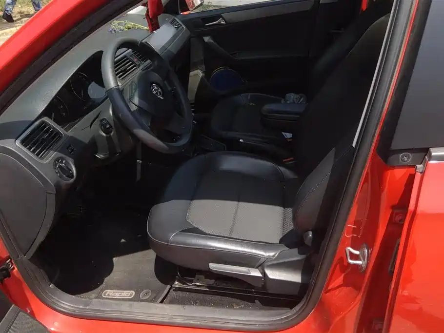 Škoda Skoda Rapid Spaceback 2014 1.6L Automatic Joy Edition фото 9