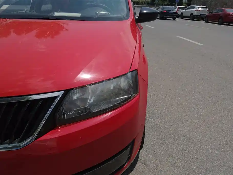 Škoda Skoda Rapid Spaceback 2014 1.6L Automatic Joy Edition фото 5