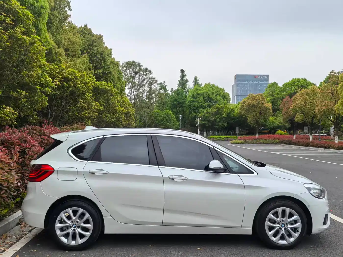 BMW 2 Series Touring 2016 220i Leading Model фото 7