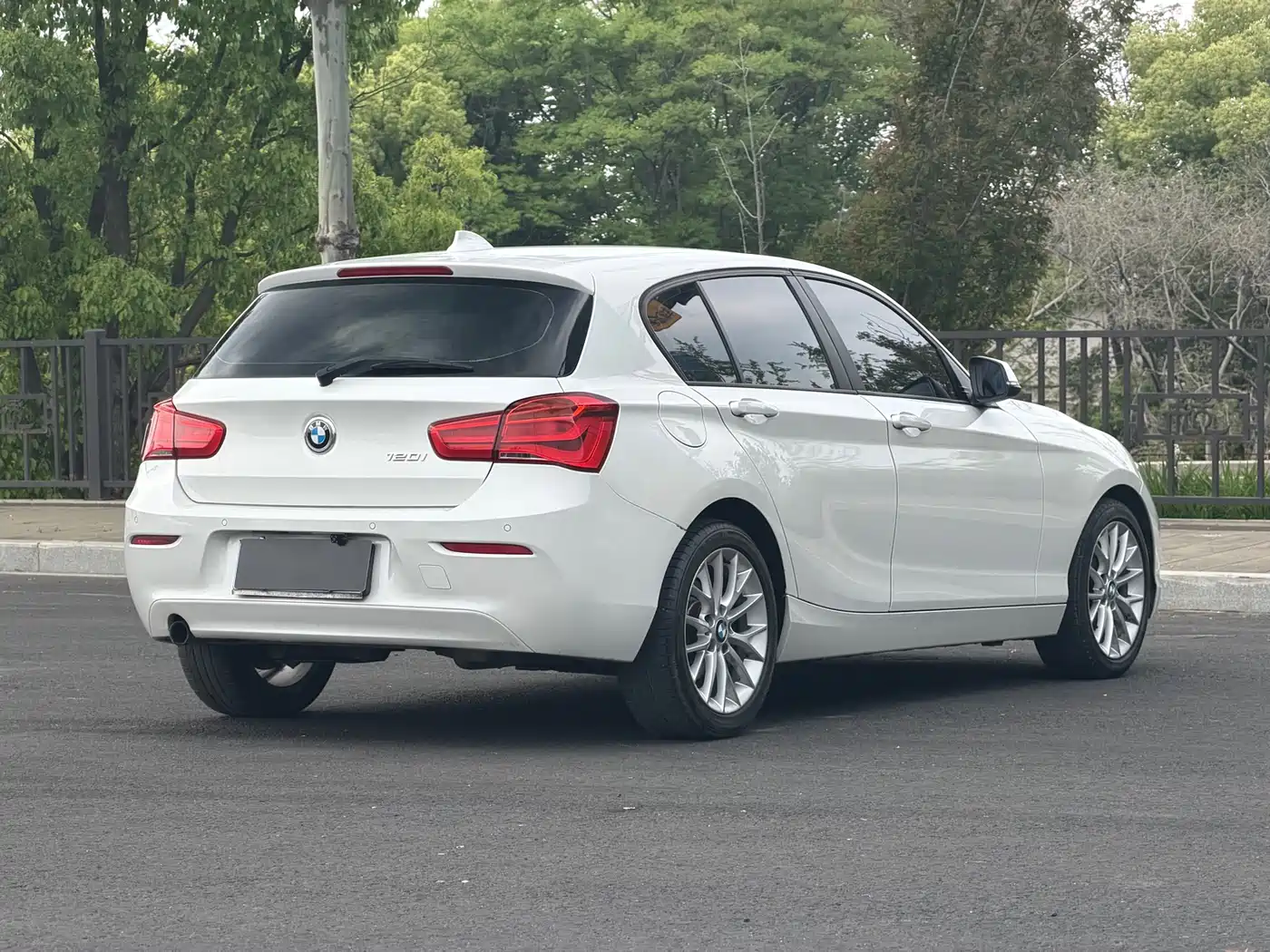 BMW 1 Series (Import) 2015 120i Leading фото 6