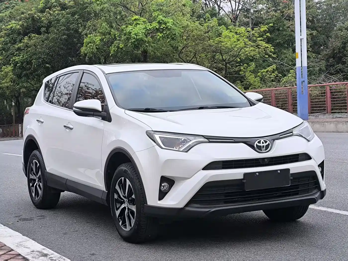 Toyota RAV4 Rongfang 2016 2.0L CVT 2WD Trend (China V) фото 4
