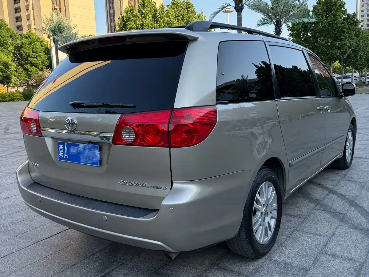 Toyota Sienna фото 5