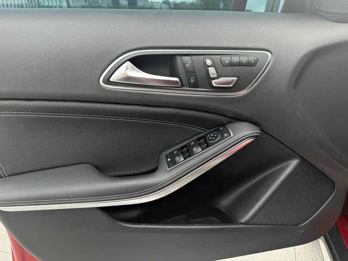 Mercedes-Benz GLA 2018 GLA 200 Dynamic фото 17
