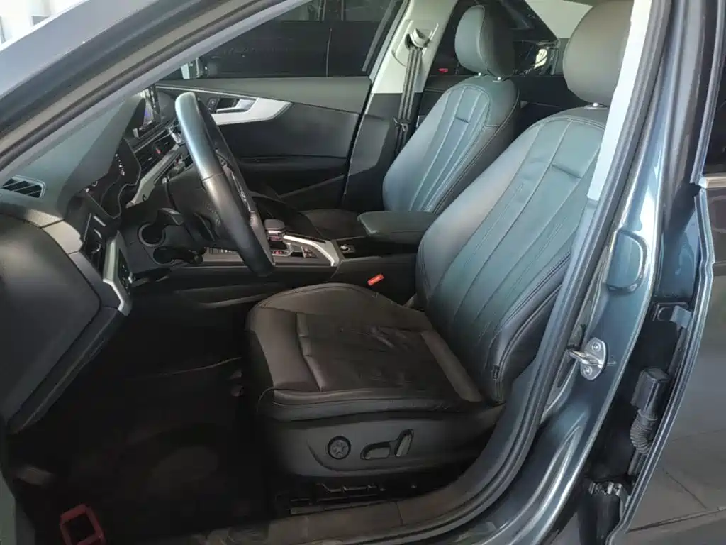 Photo 15 - Audi A4L