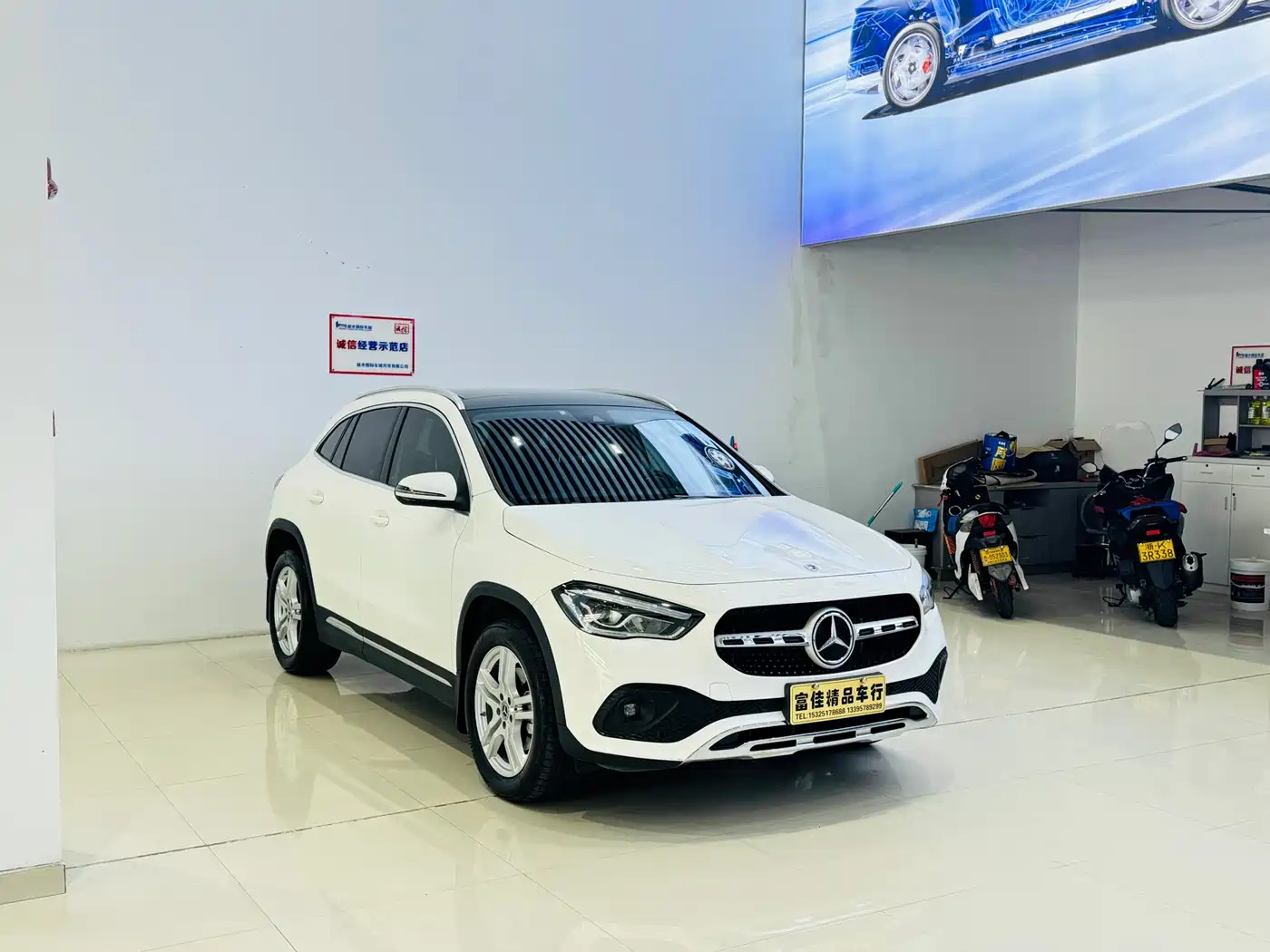MERCEDES-BENZ GLA