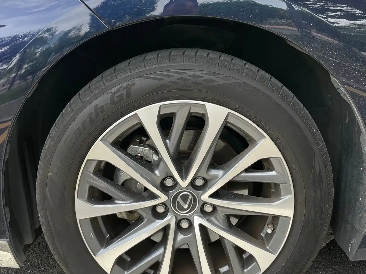 Фото 13 - Lexus ES