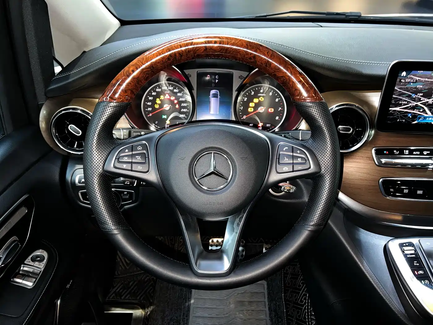 Mercedes-Benz V-Class 2020 Model V 260 L Long Wheelbase Luxury фото 6