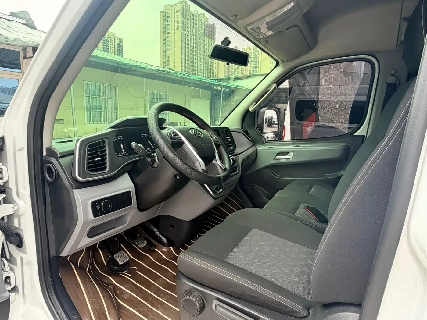 SAIC Maxus Xintu V80 2024 Aoyun Value Edition 6AMT Long Wheelbase Medium Roof 127Ps 6/7/8/9 Seats фото 8