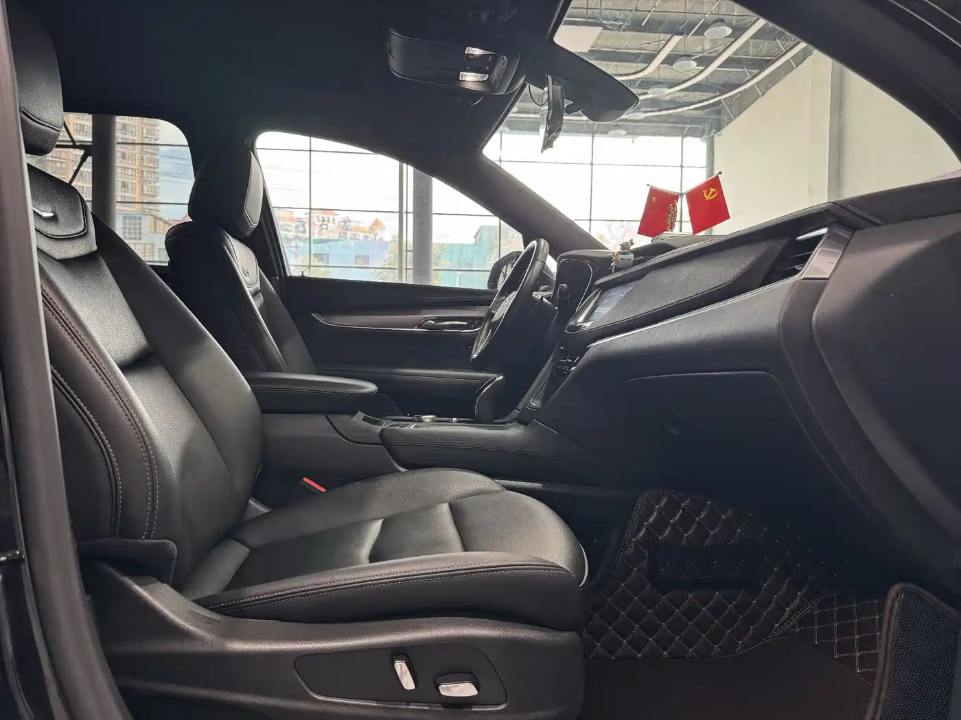 Photo 9 - Cadillac XT6