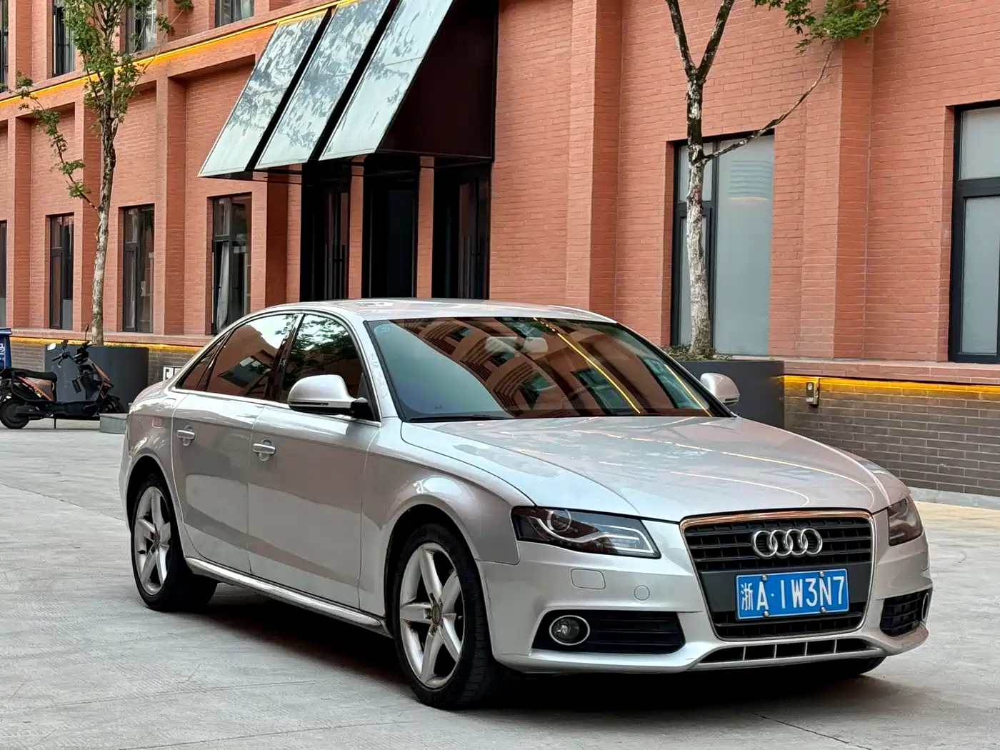 Audi A4L 2010 2.0 TFSI Standard фото 3