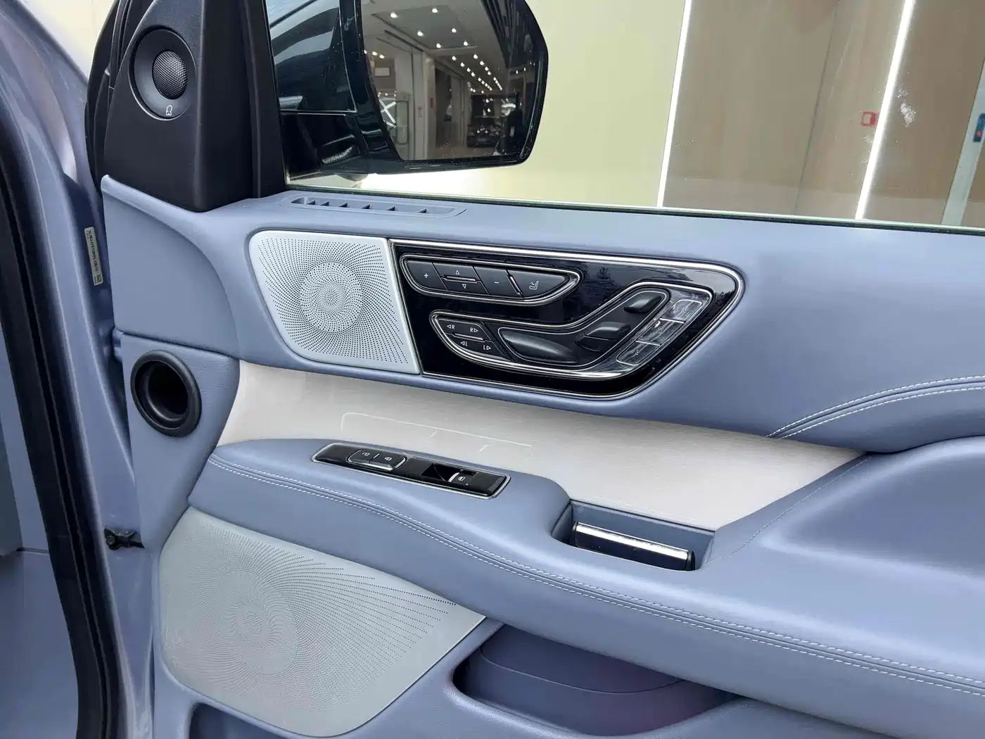 Photo 6 - Lincoln Navigator