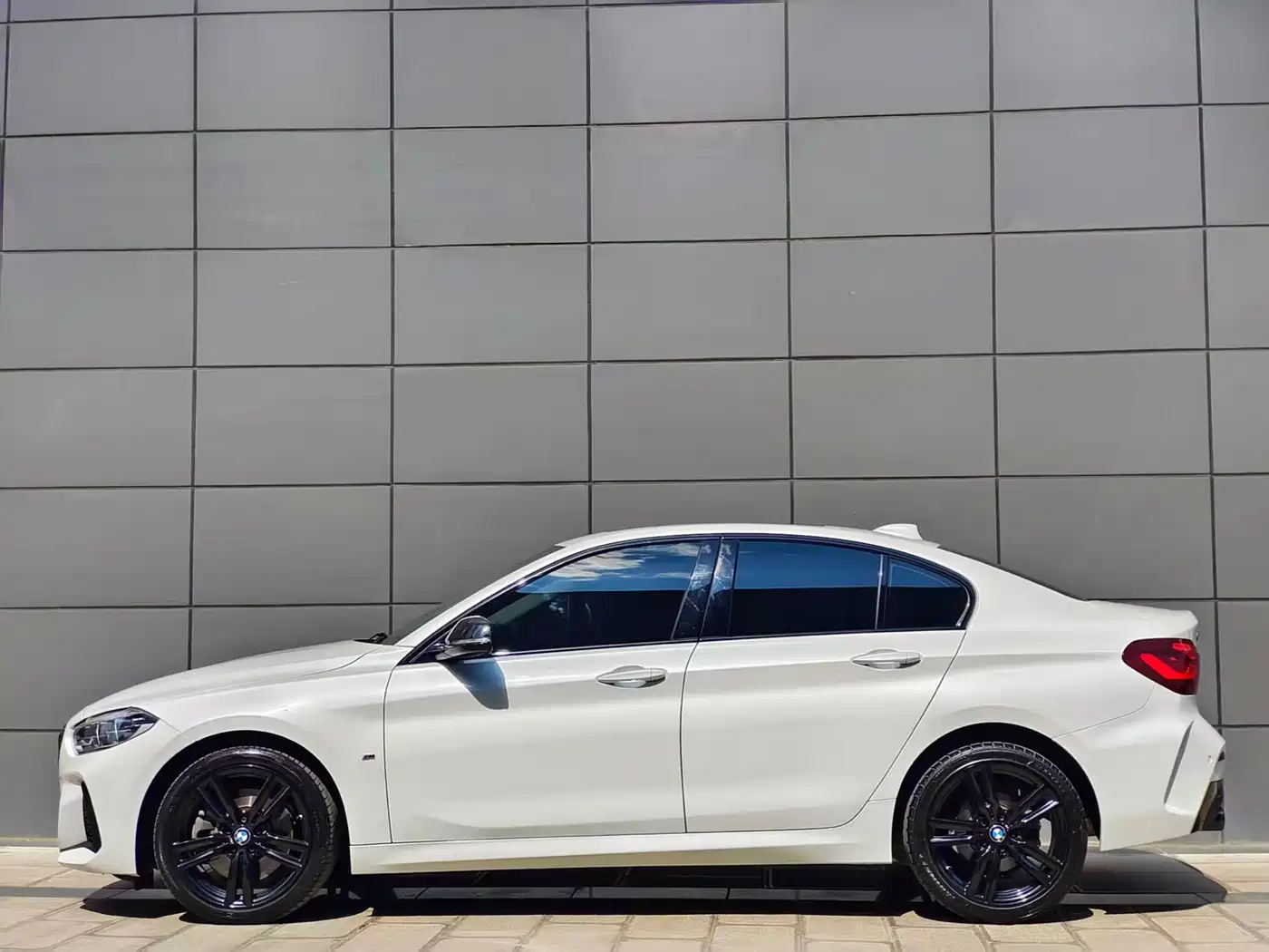 BMW 1 Series 2023 125i M Sport Shadow Edition фото 4