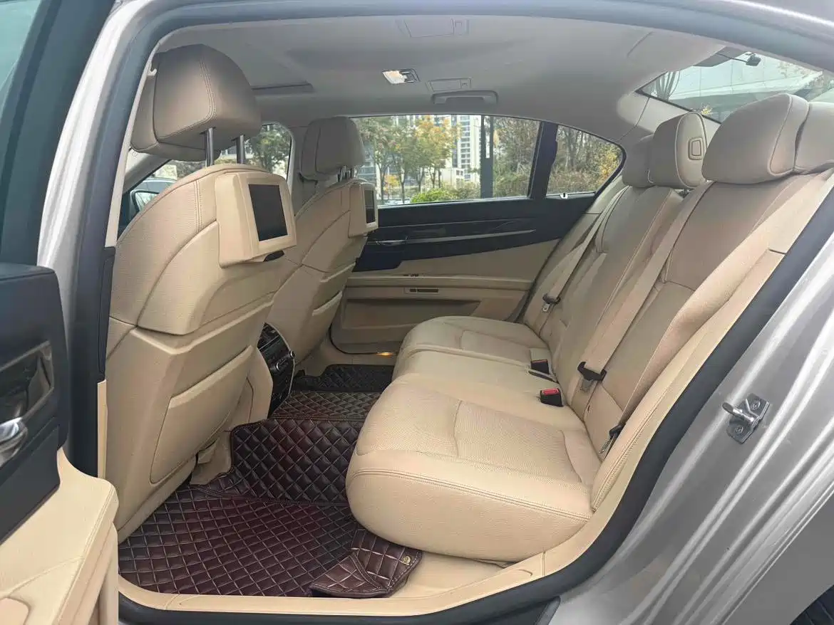 BMW 7 Series 2009 740Li Luxury фото 8