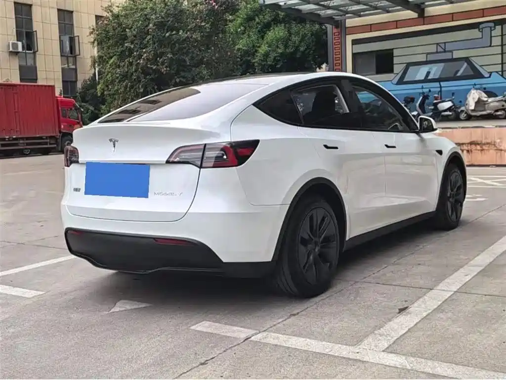 TESLA MODEL Y