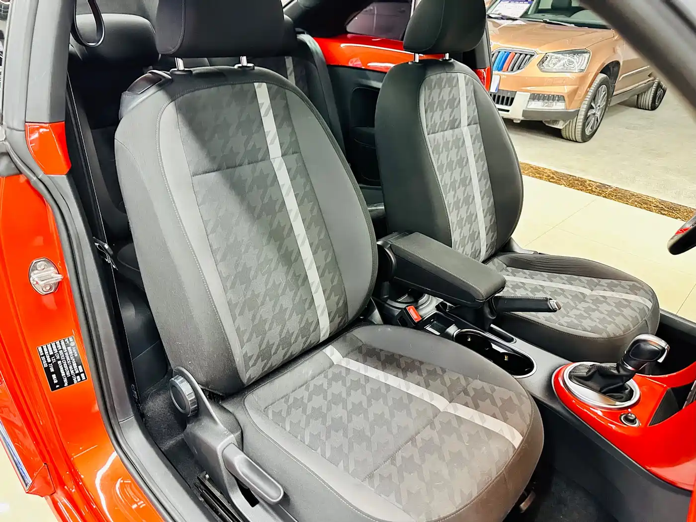 Volkswagen Beetle 2018 180TSI Trend Joy Edition фото 23