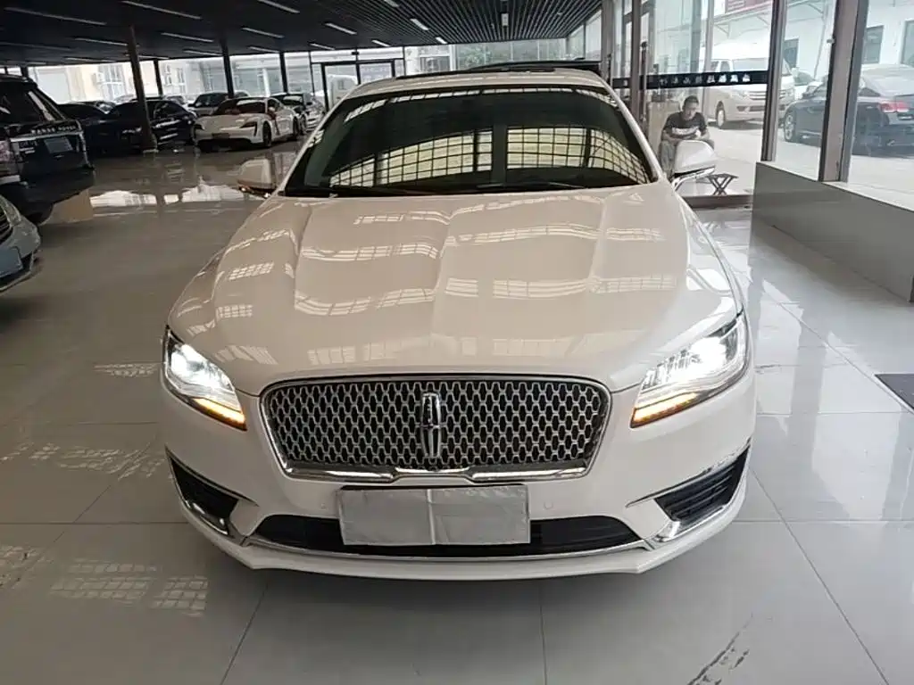 Фото 3 - Lincoln MKZ