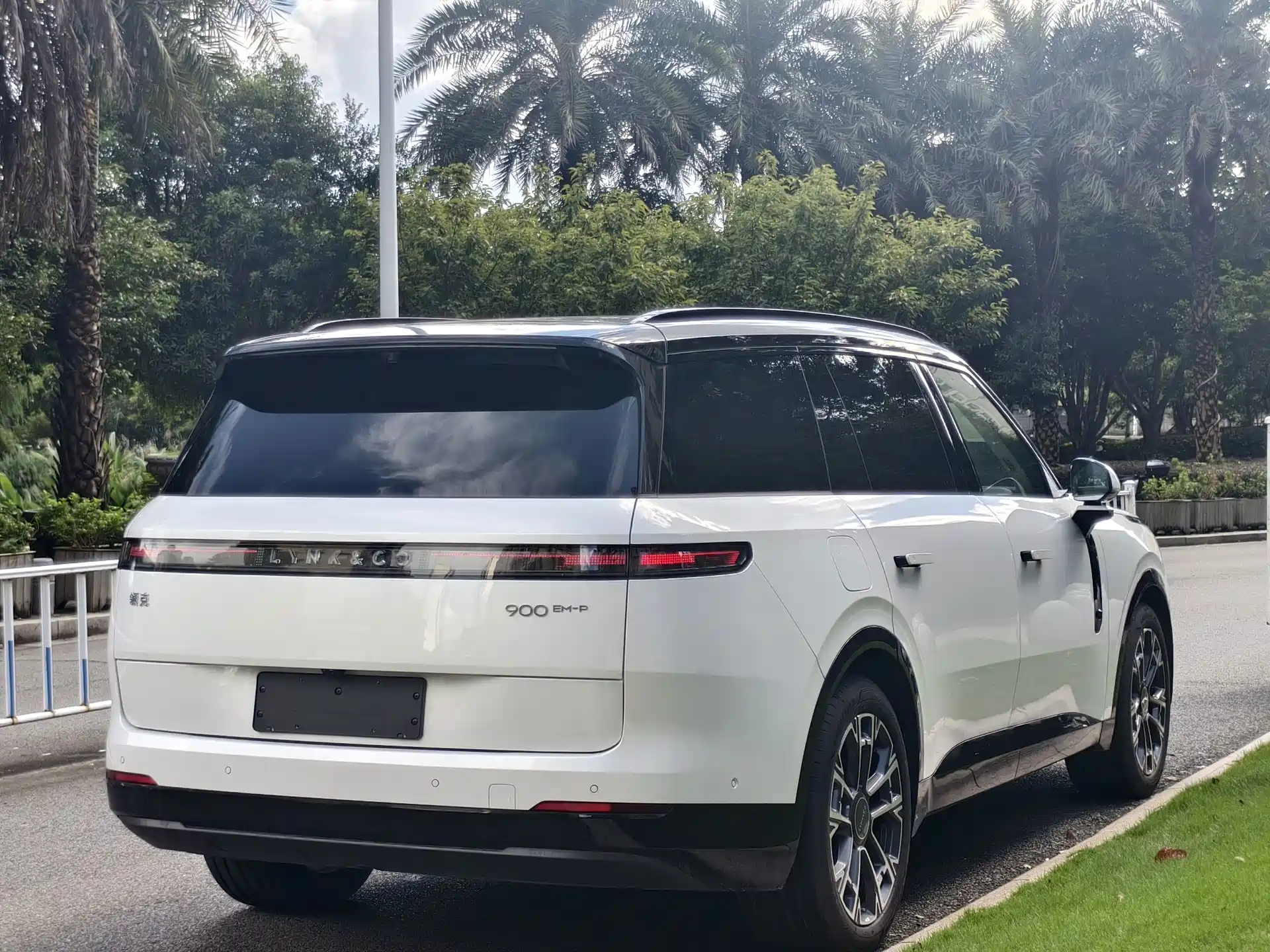 Photo 7 - Lynk & Co 900