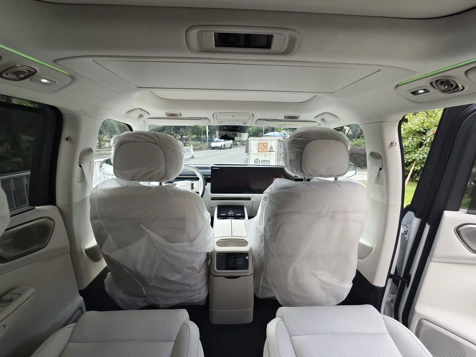 Photo 16 - Lynk & Co 900