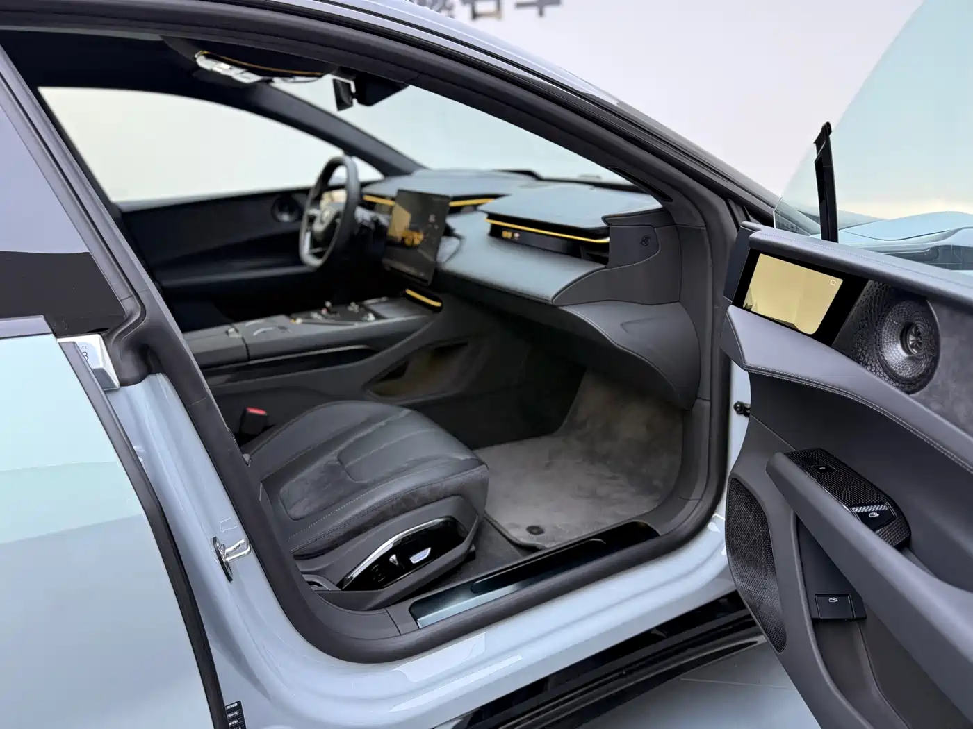 LOTUS SPORTS CAR EMEYA FLOWERS