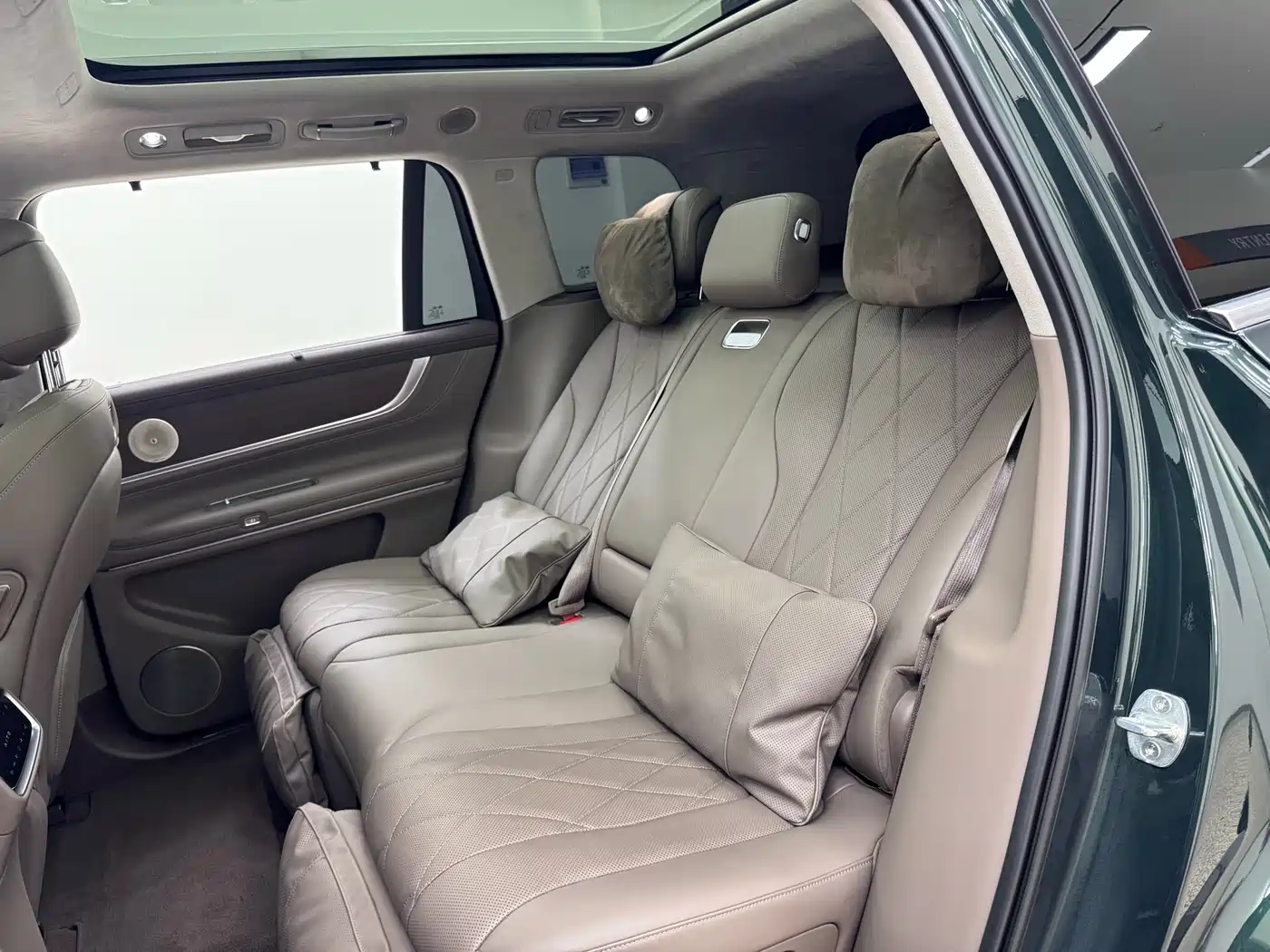 AITO Wenjie AITO M9 2024 Extended Range Max 42kWh 5-seater фото 17