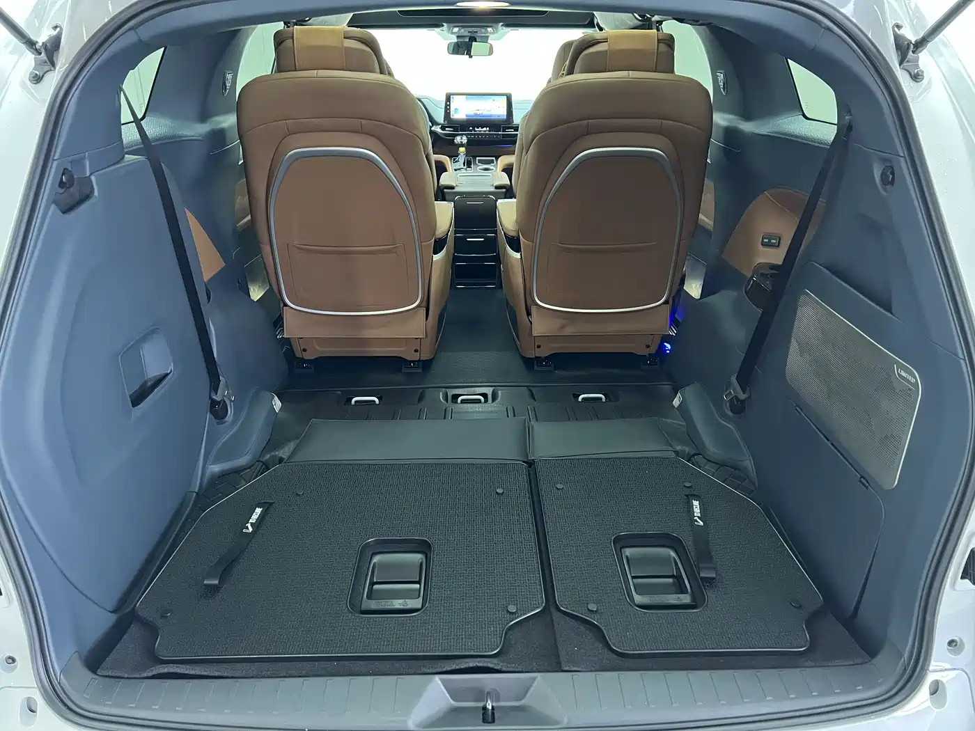 Toyota Granvia 2024 2.5L Hybrid Comfort фото 20