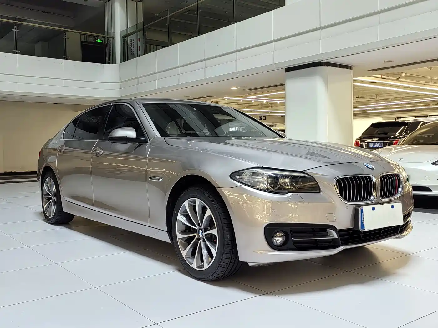 BMW 5 Series 2017 525Li Leading Edition фото 3