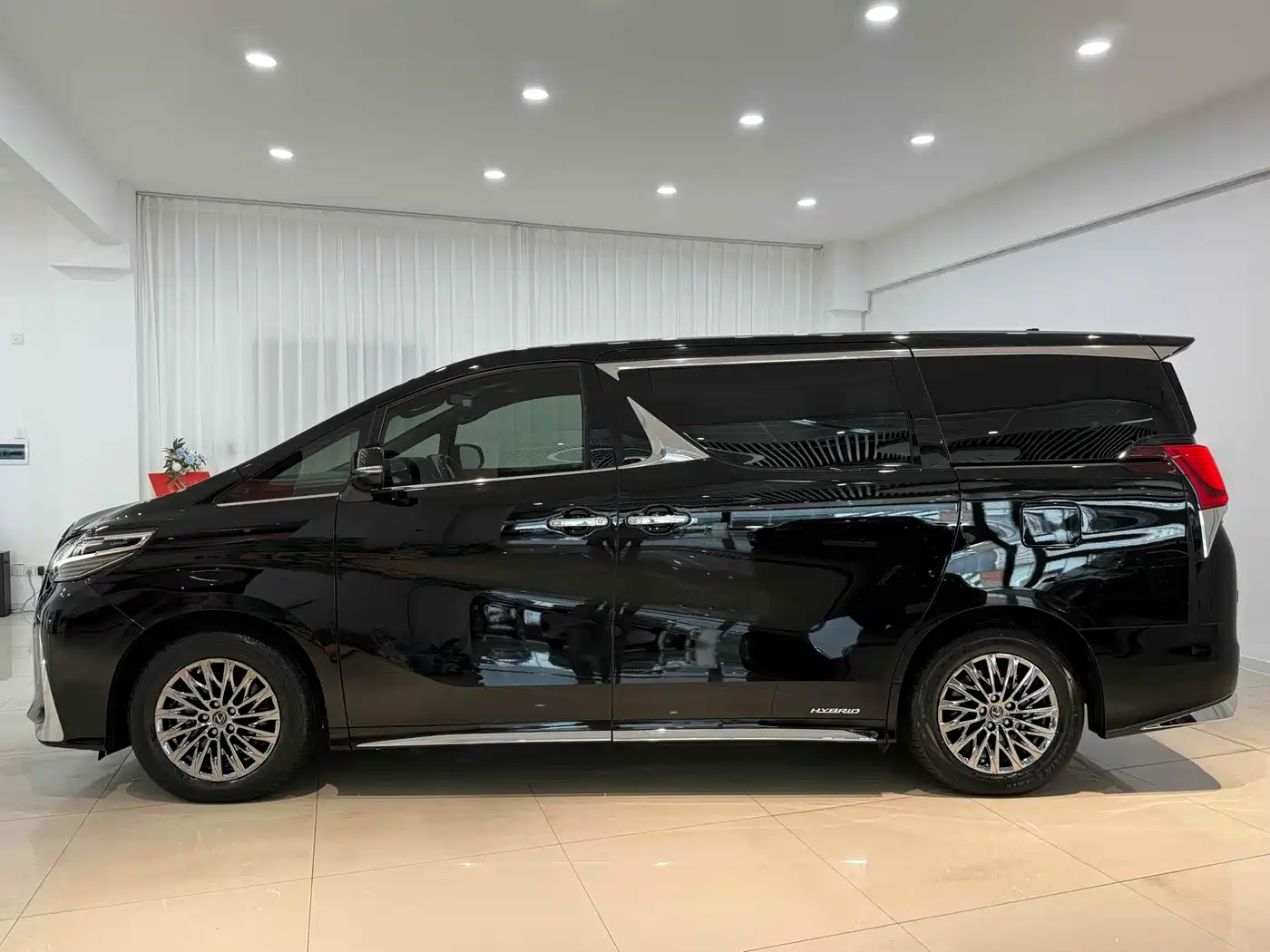 Lexus LM 2020 300h 4-Seat Imperial Edition фото 4
