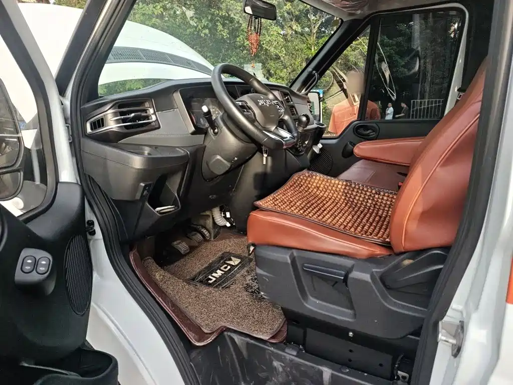Jiangling JMC Fushun 2025 2025 Model 2.0T 6MT Diesel Medium Wheelbase Medium-High Roof Commercial MPV 7 Seats