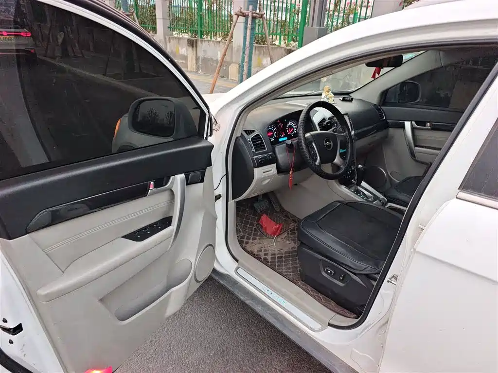 Chevrolet Captiva 2014 2.4L 2WD Urban 5-seater фото 16