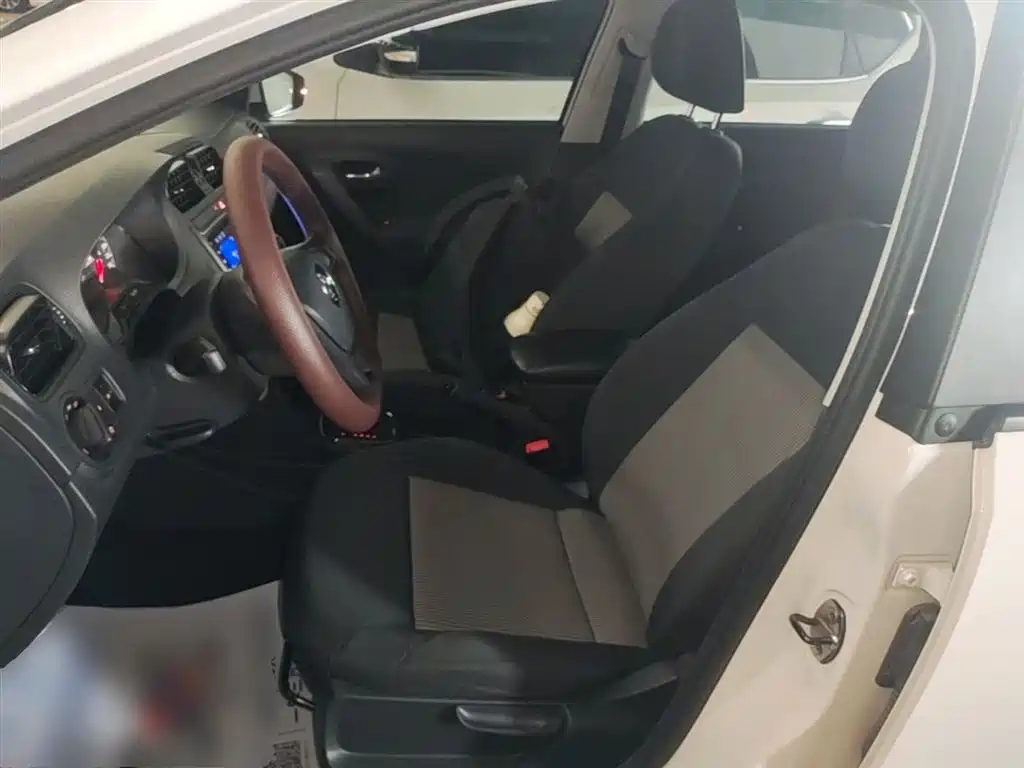 Volkswagen Polo 2016 1.4L Automatic Trend фото 15