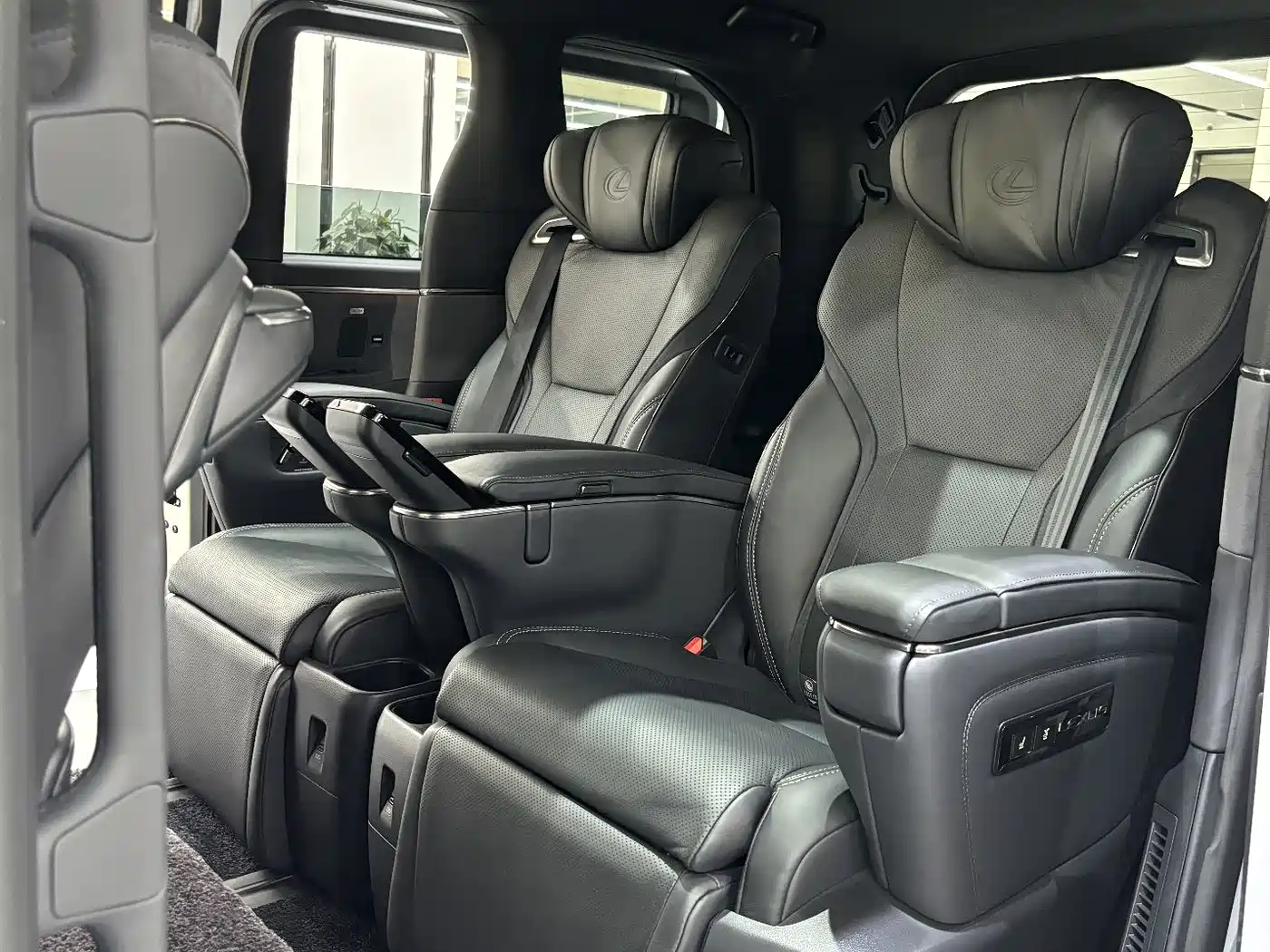 Lexus LM 2025 2023 500h 6-Seater Prestige Edition