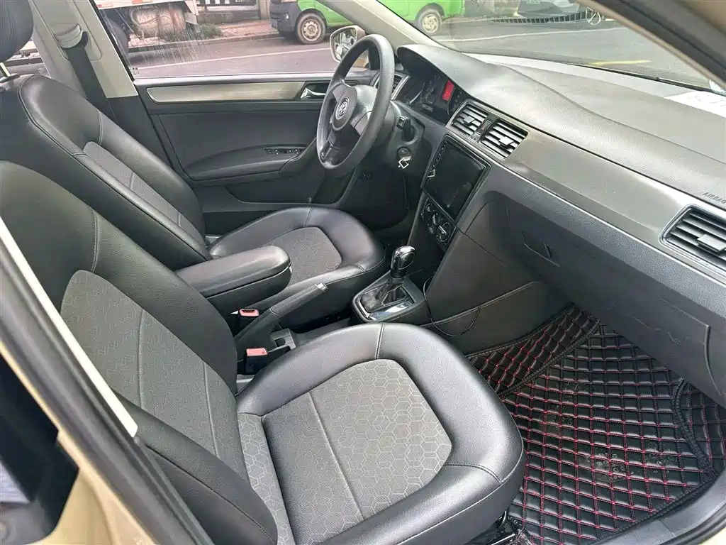 Volkswagen Santana 2015 1.6L Automatic Premium Edition фото 6