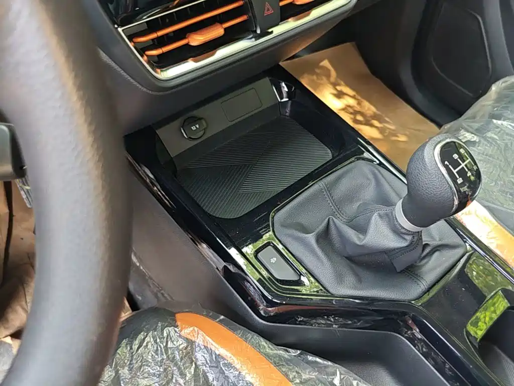Jiangling Baodian 2025 2025 Model 2.5T Manual Diesel 4WD Long Wheelbase Flatbed