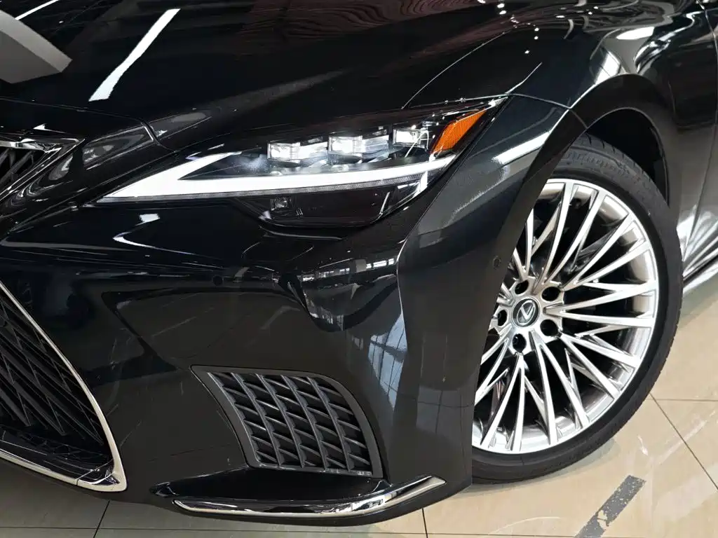 Фото 13 - Lexus LS