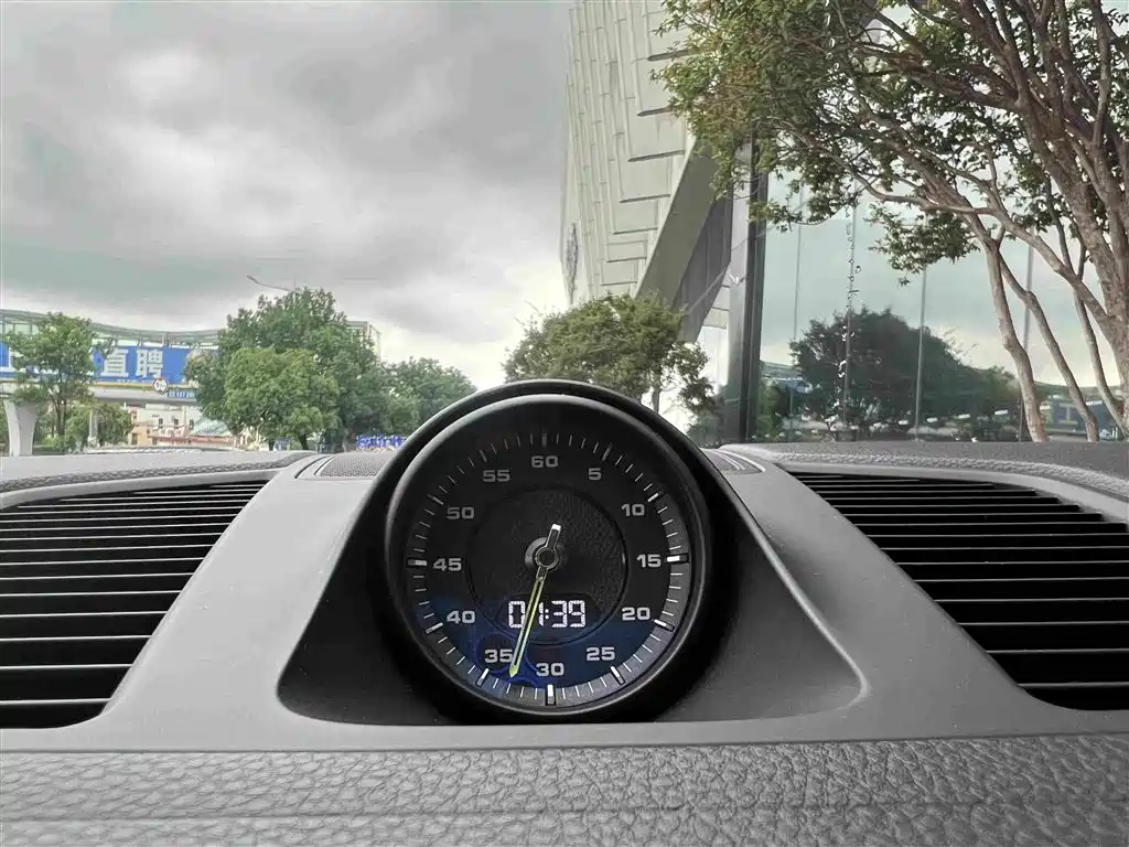 Photo 8 - Porsche Cayenne New Energy